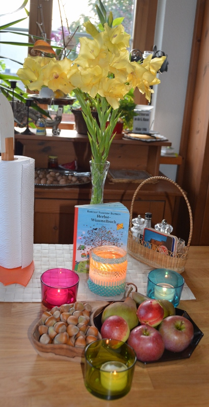 Unser Esstisch erhielt seine herbstliche Dekoration. Da im 2016 noch Gladiolen blühten bekam der Herbsttisch noch einen sommerlichen Hauch. Gartenfrüchte und Haselnüsse gab es zur Nachspeise.